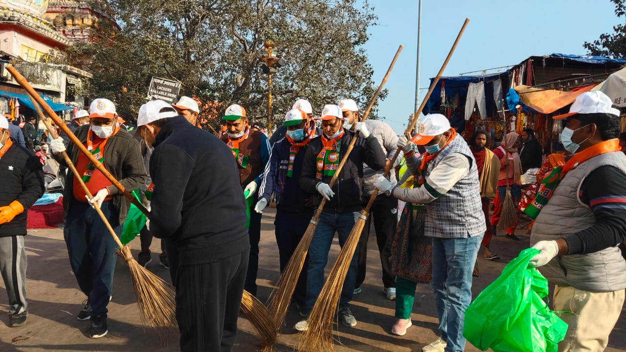 मुख्यमंत्री पुष्कर सिंह धामी की पहल पर पूरे उत्तराखंड में सरकारी कर्मचारी , भाजपा कार्यकर्ता के द्वारा सफाई अभियान में भागीदारी की गई