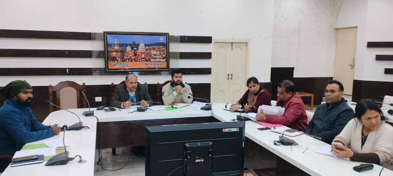 जिला गंगा संरक्षण समिति की बैठक मुख्य विकास अधिकारी ललित नारायण मिश्रा की अध्यक्षता जिला कार्यालय सभागार में आयोजित की गई