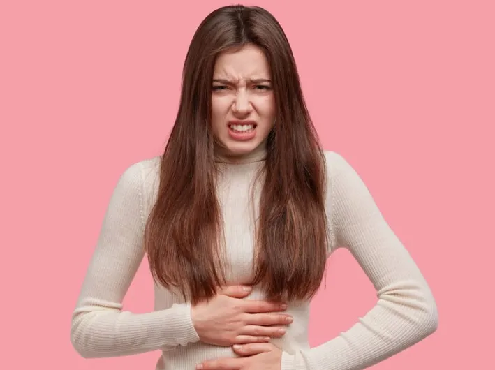 बार-बार होता है पेट दर्द? तो हल्के में न लें, हो सकता है कई गंभीर बीमारियों का संकेत