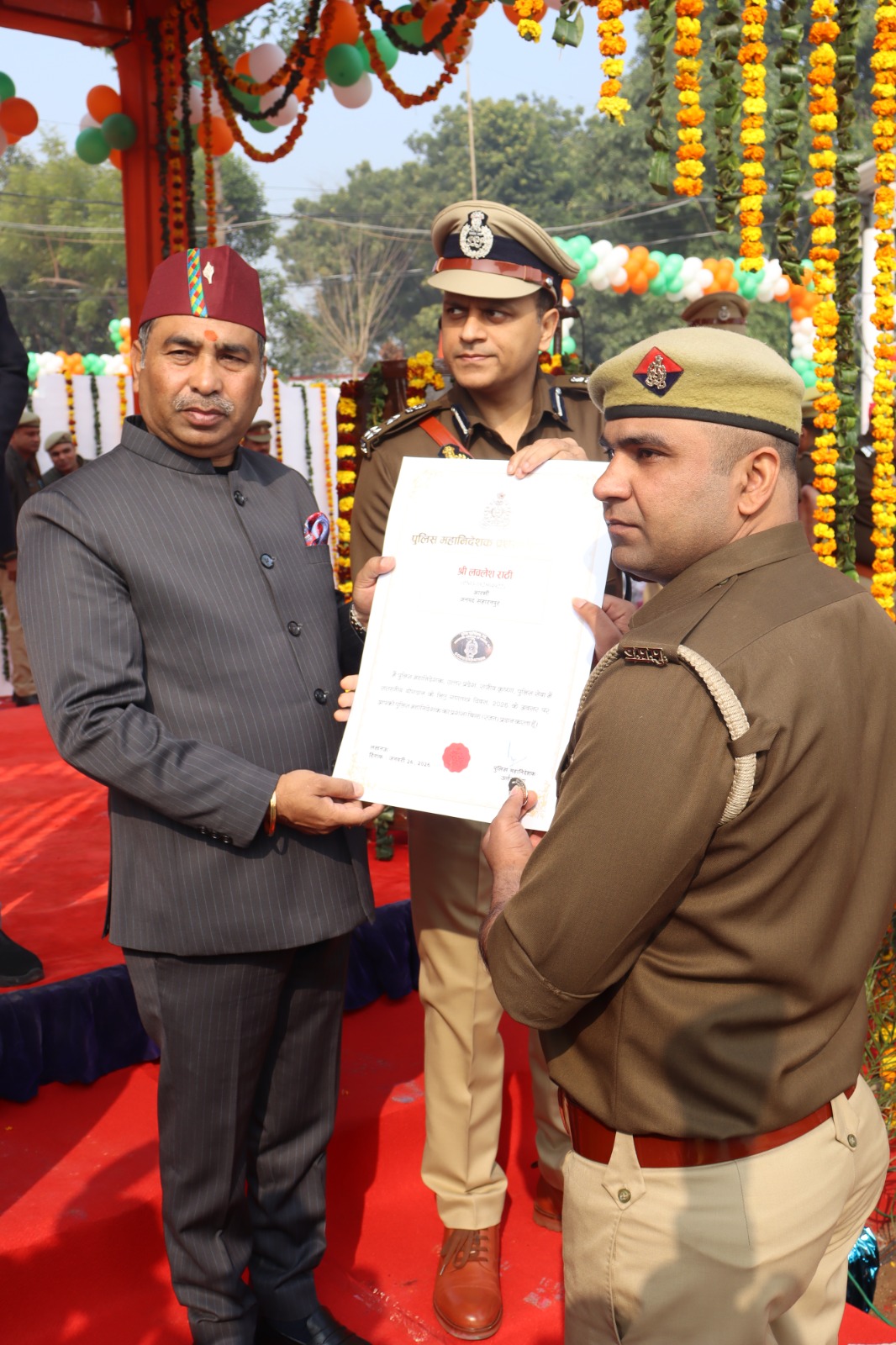 लवलेश राठी को एसएसपी व राज्य मंत्री कुंवर बृजेश सिंह ने भेंट किया डीजीपी प्रशंसा चिन्ह (रजत)