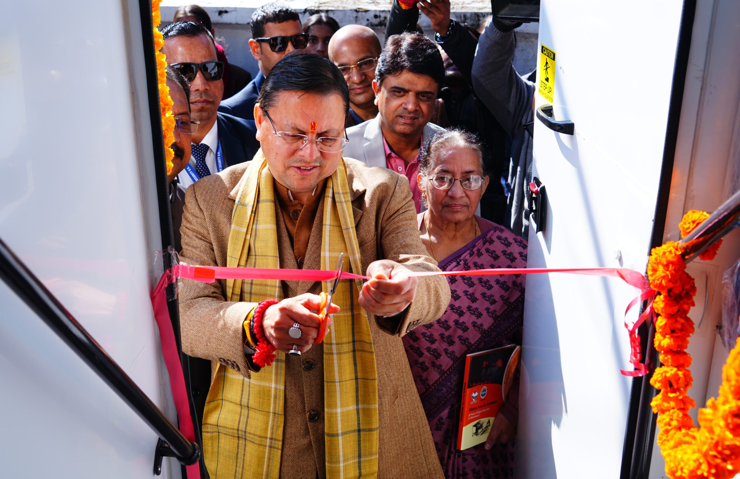 मुख्यमंत्री श्री पुष्कर सिंह धामी ने गुरुवार को मुख्यमंत्री कैंप कार्यालय से छात्र कौशल संवर्धन हेतु लैब ऑन व्हील्स (इंफोसिस स्प्रिंगबोर्ड) का फ्लैग ऑफ किया।