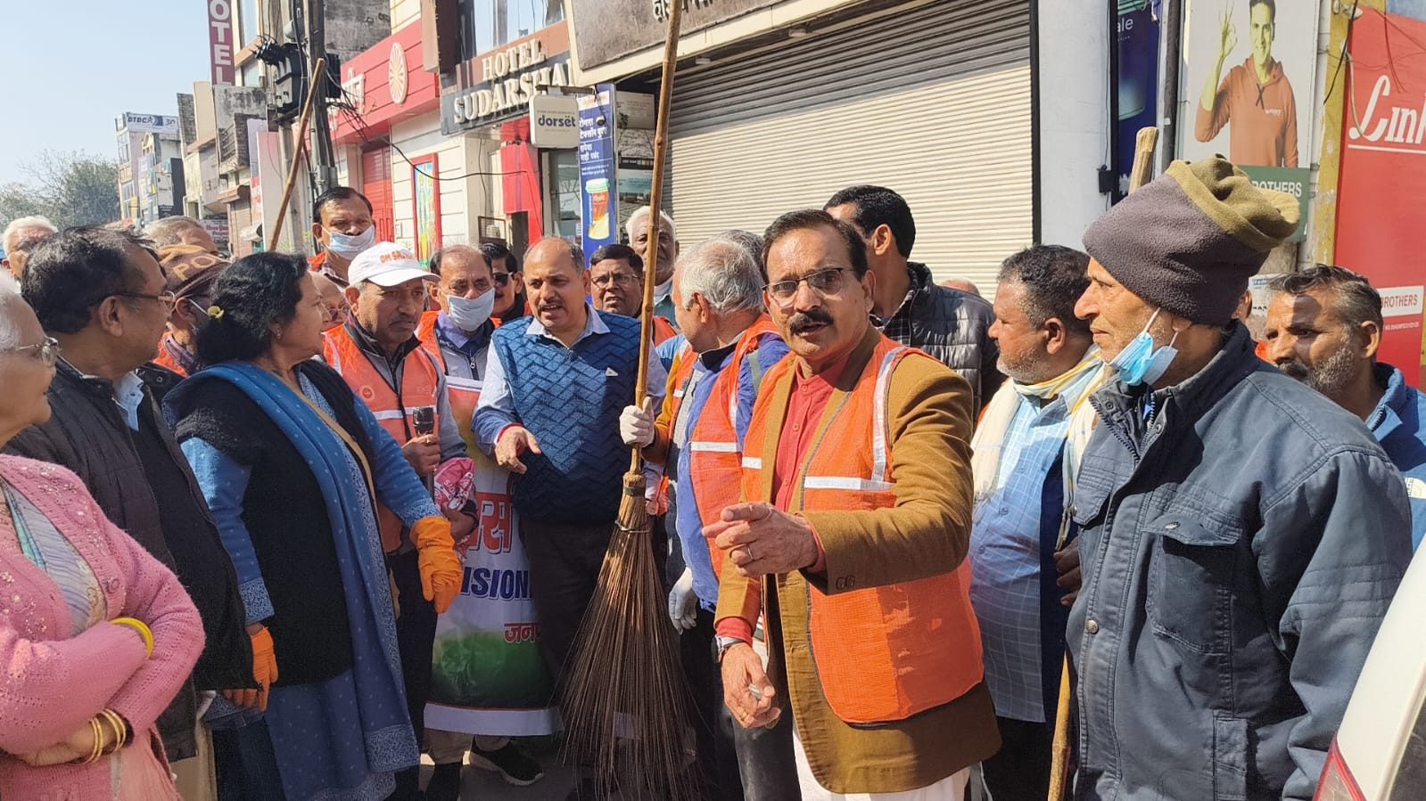 मुख्यमंत्री का सपना स्वच्छ हो हरिद्वार अपना के अंतर्गत “एक दिन एक घंटा एक साथ” मेगा सफाई इवेंट में सेवानिवृत्त कार्मिकों के संगठन गवर्नमेंट पेंशनर्स वेलफेयर ऑर्गेनाइजेशन ने बढ़ चढ़ कर भागीदारी की।