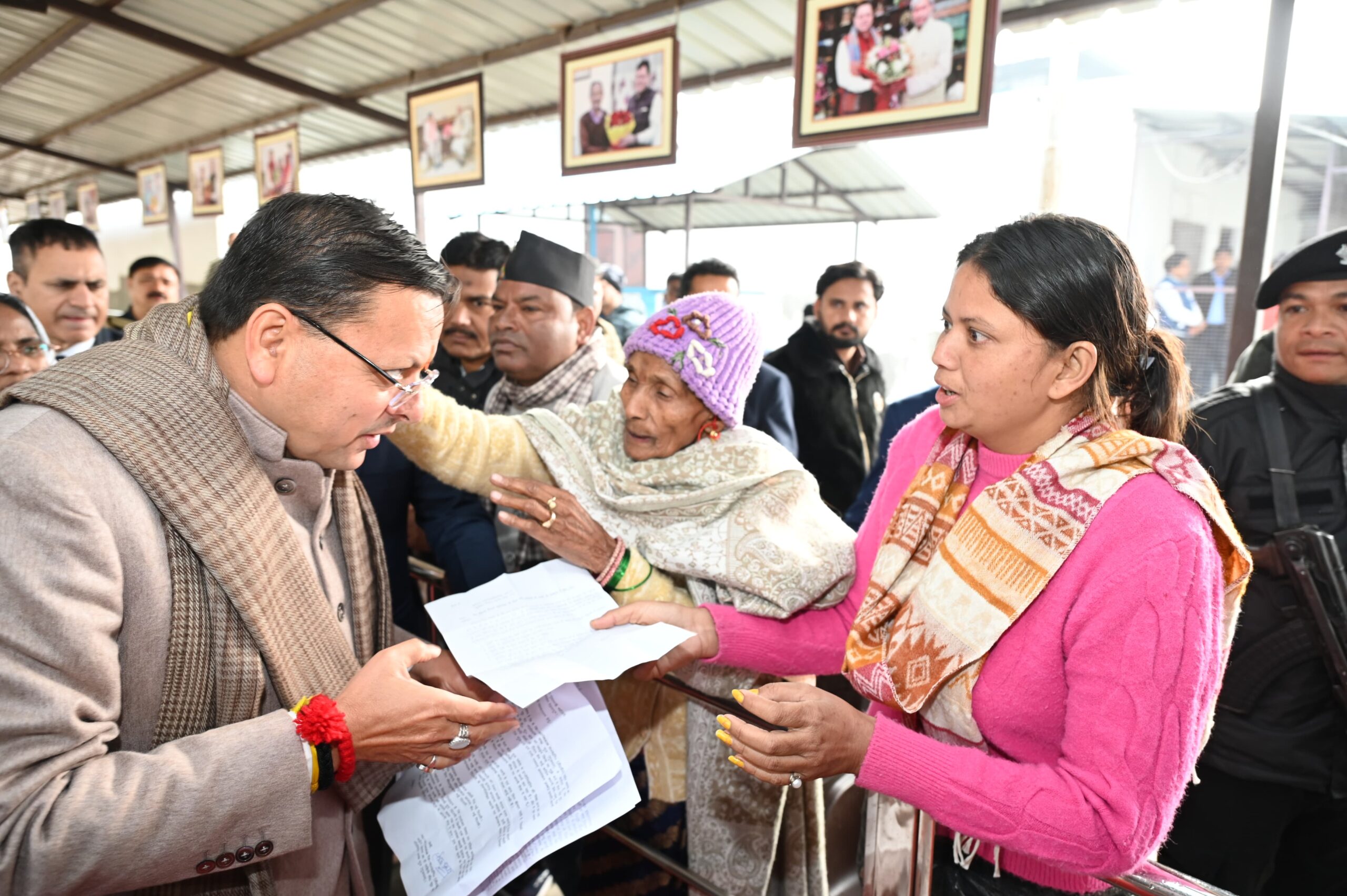 माननीय मुख्यमंत्री श्री पुष्कर सिंह धामी ने अपने खटीमा भ्रमण के दूसरे दिन रविवार को कैंप कार्यालय लोहियाहेड व हेलीपेड में जनप्रतिनिधियों व जनता से मुलाकात कर जनसमस्याएं सुनी