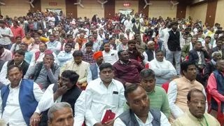 यूपी की सियासत में कुर्मी-लोध फैक्टर ने बढ़ाई टेंशन, लखनऊ में हुई एक बैठक से नई उलझन में फंसी भाजपा