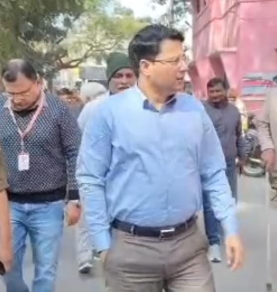 स्थानांतरण के बावजूद चार्ज न सौंपने पर कमिश्नर की फटकार, जिला अस्पताल की व्यवस्थाओं का लिया जायजा