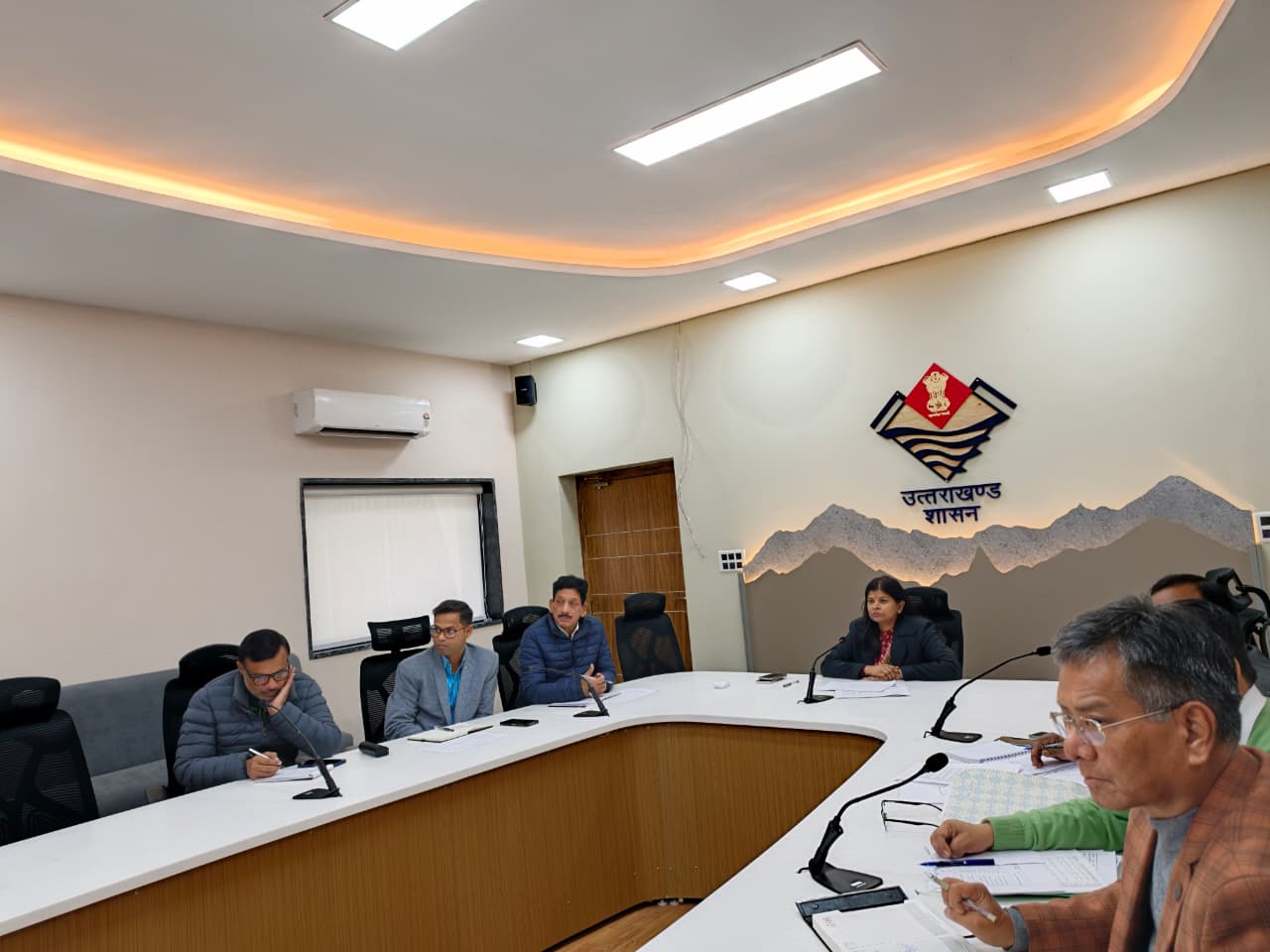 सचिव आयुष ने विभागीय कार्यों की व्यापक समीक्षा की; चिकित्सालयों के सुदृढ़ीकरण और डिजिटलीकरण हेतु दिए कड़े निर्देश