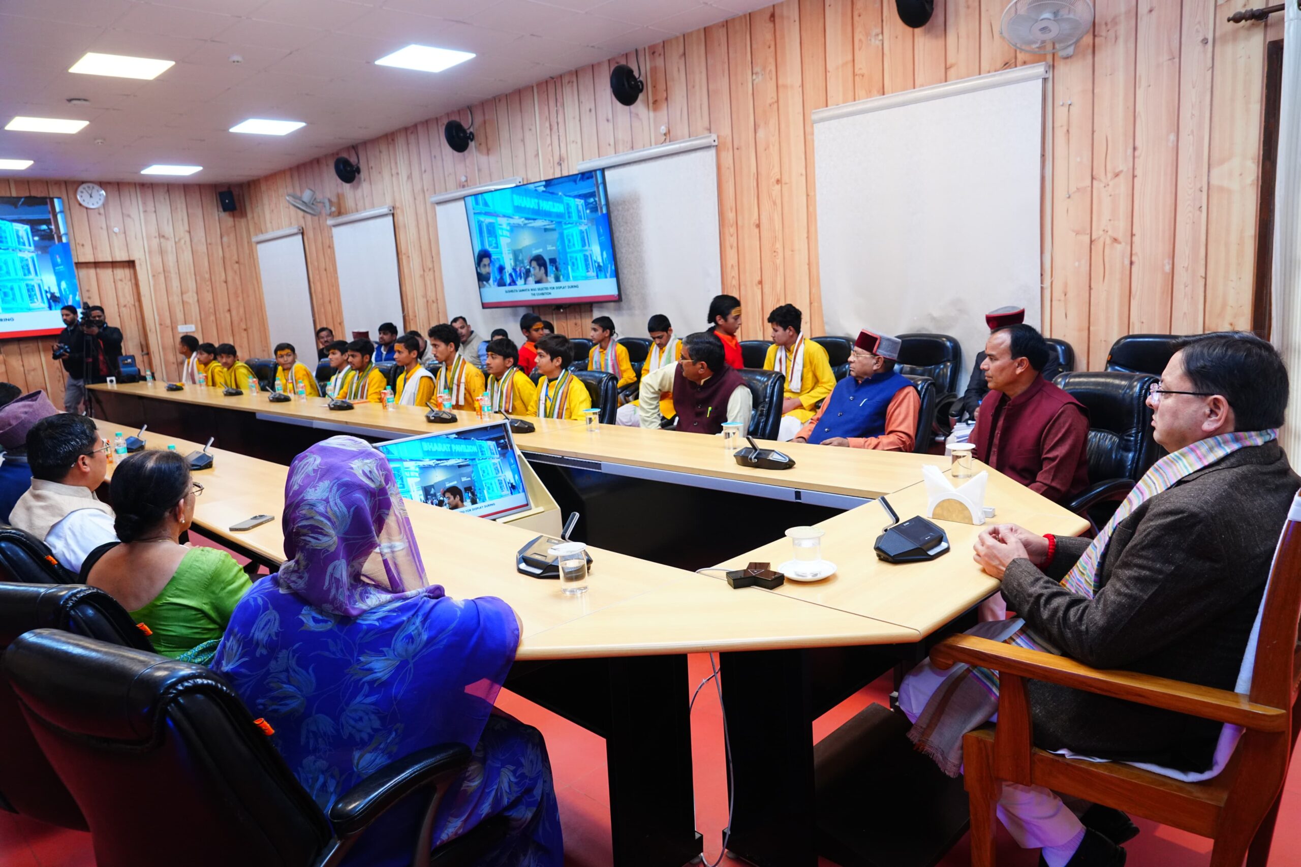 मुख्यमंत्री श्री पुष्कर सिंह धामी ने रविवार को मुख्यमंत्री आवास में जन प्रतिनिधियों और संस्कृति स्कूल के बच्चों के साथ प्रधानमंत्री श्री नरेंद्र मोदी के मन की बात कार्यक्रम के 131वें एपिसोड को सुना।