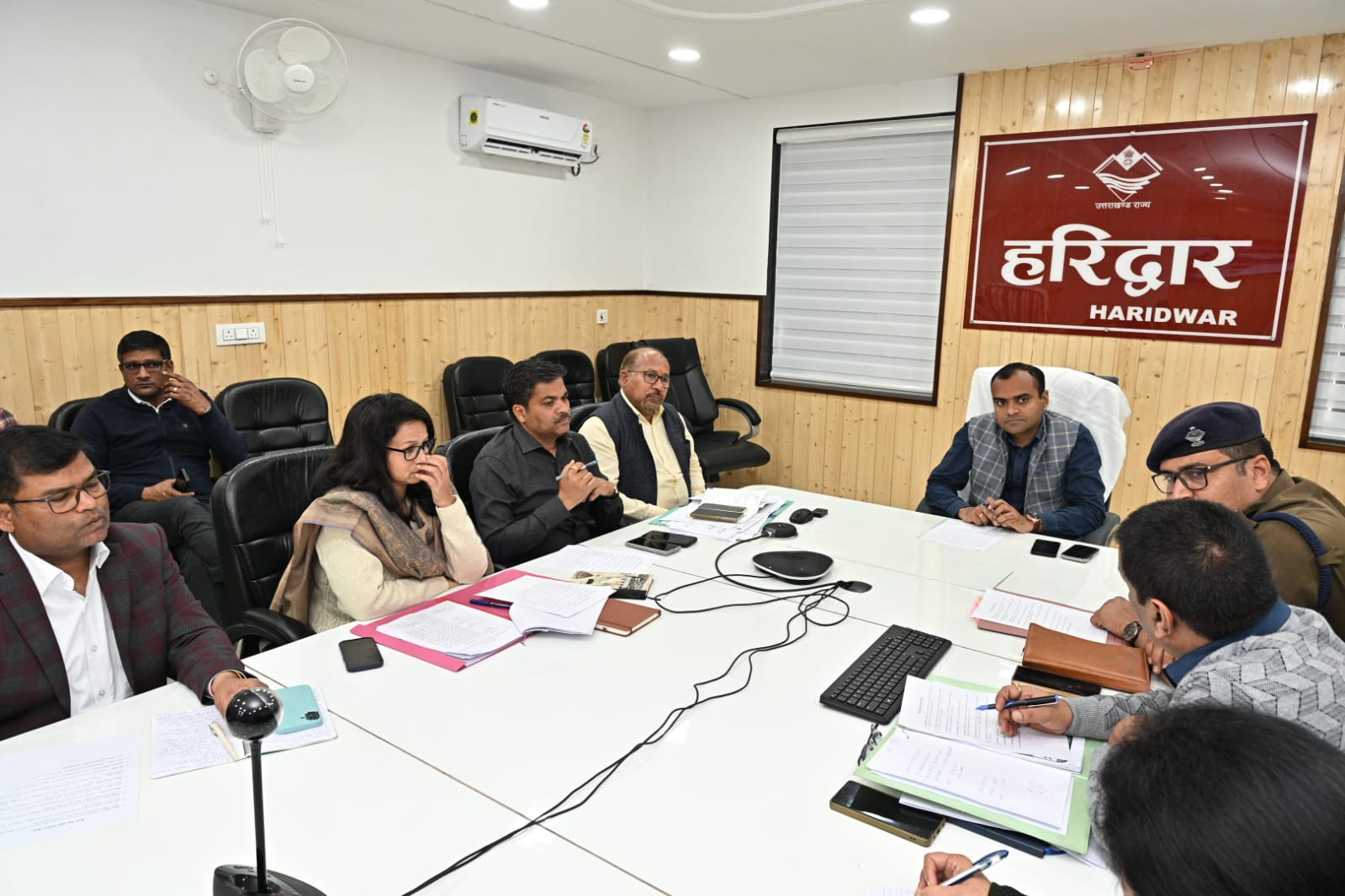 चार धाम यात्रा को सुव्यवस्थित ढंग से संचालित करने के लिए की जाने वाली तैयारी को लेकर जिलाधिकारी ने संबंधित अधिकारियों के साथ की बैठक