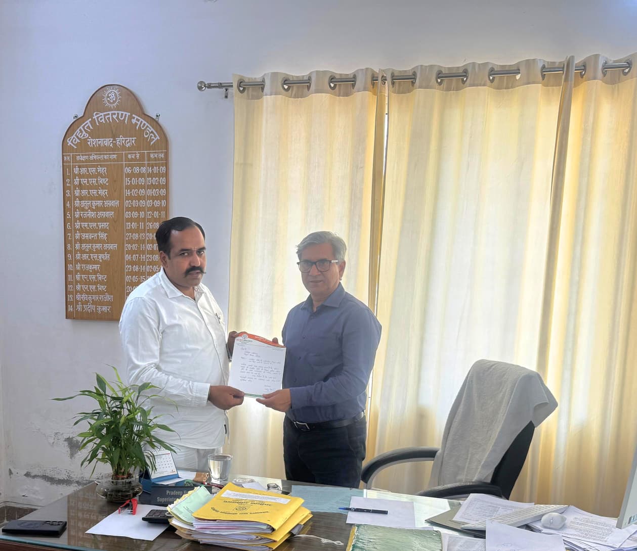 भीषण गर्मी में विद्युत कटौती के खिलाफ आज भाजपा के जिला उपाध्यक्ष आशु चौधरी अधीक्षण अभियांता विद्युत से मिलकर ग्रामीण क्षेत्रों में बिजली कटौती जैसी समस्या से अवगत कराया /