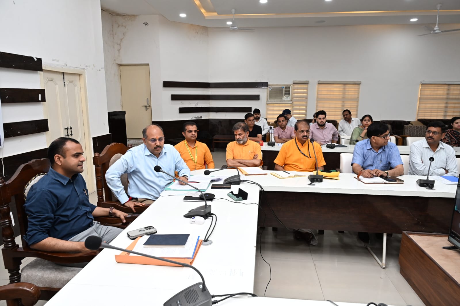 जनपद में शहरी क्षेत्र से लेकर ग्रामीण क्षेत्र तक कचरा एवं ठोस अपशिष्ट के उचित निस्तारण हेतु जिलाधिकारी मयूर दीक्षित के अध्यक्षता में जिला कार्यालय सभागार में जिला स्तरीय अधिकारियों के साथ महत्वपूर्ण बैठक आयोजित की गई।