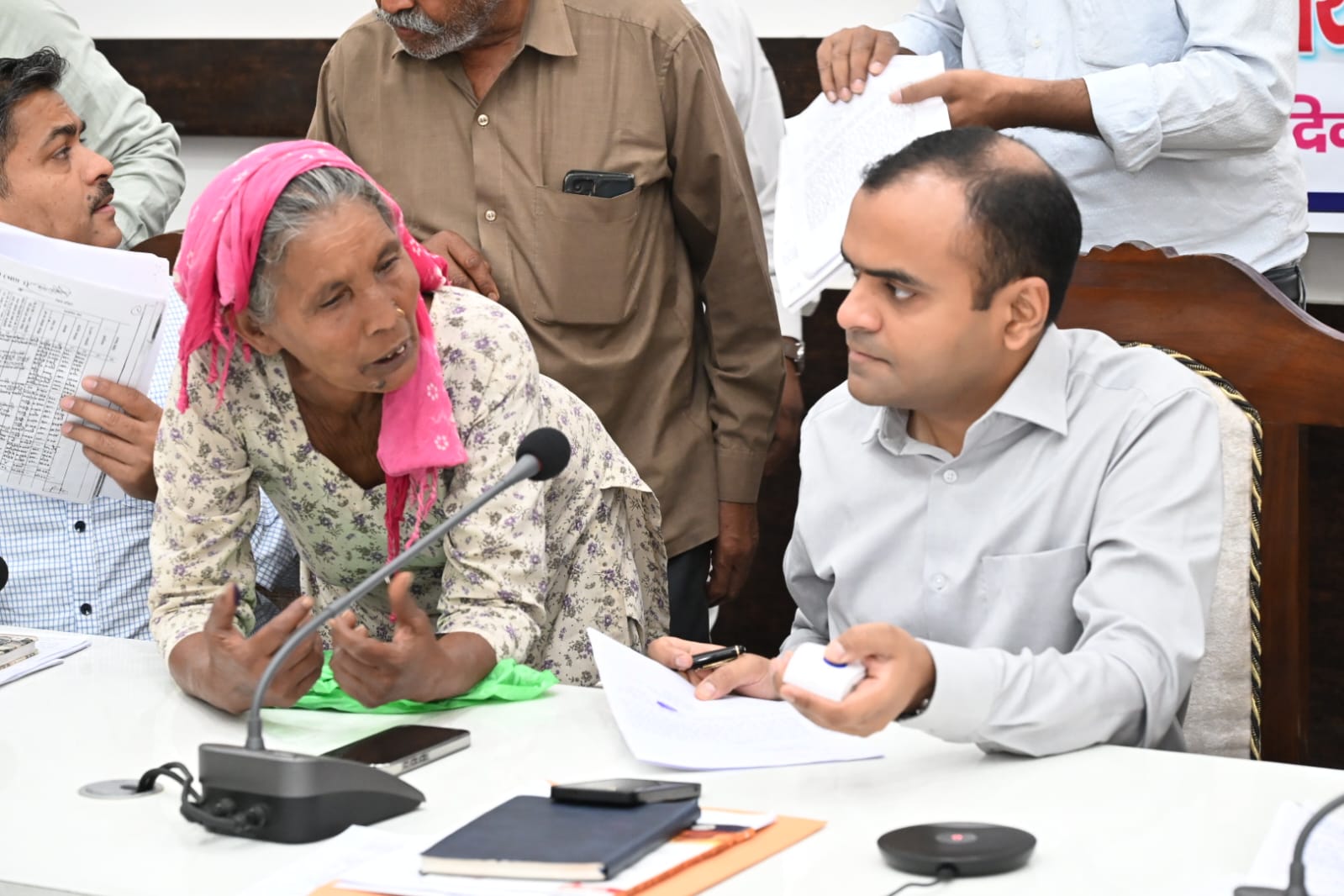 जनपदवासियों की  समस्याओं का त्वरित निराकरण करने के उद्देश्य से जिलाधिकारी मयूर दीक्षित की अध्यक्षता में जिला कार्यालय सभागार में जन सुनवाई कार्यक्रम आयोजित किया गया,