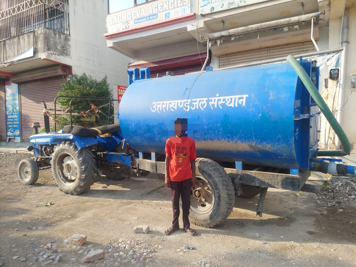 उत्तराखंड जल संस्थान का नाम लिखे ट्रैक्टर से खुले नाले में अपशिष्ट जल प्रवाहित करने का मामला उजागर पुलिस द्वारा द्वारा किया गया गिरफ्तार