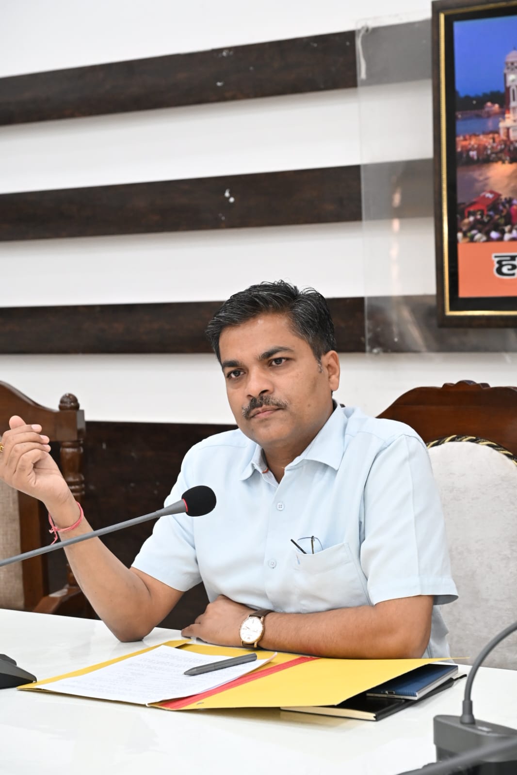 जनपद में विशेष गहन पुनरीक्षण कार्यक्रम के सफल क्रियान्वयन हेतु जिला अधिकारी मयूर दीक्षित के निर्देशन में उप निर्वाचन अधिकारी/अपर जिलाधिकारी प्रशासन जितेंद्र कुमार की अध्यक्षता में राजनीतिक दलों के प्रतिनिधियों के साथ जिला कार्यालय सभागार में बैठक आयोजित की गई।
