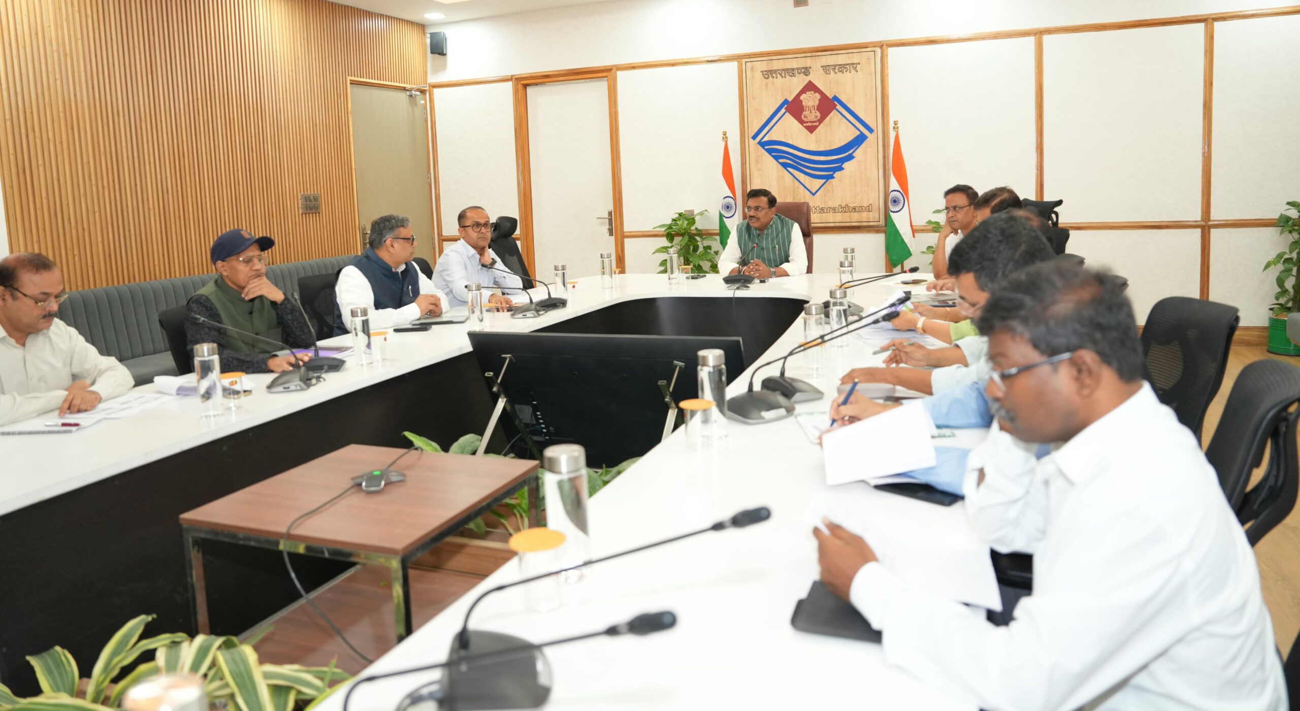 मुख्य सचिव श्री आनन्द बर्द्धन ने मंगलवार को सचिवालय में जिलाधिकारियों के साथ वीडियोकॉन्फ़्रेंसिंग के माध्यम से विभिन्न बिंदुओं पर चर्चा कर महत्त्वपूर्ण दिशा निर्देश दिए।