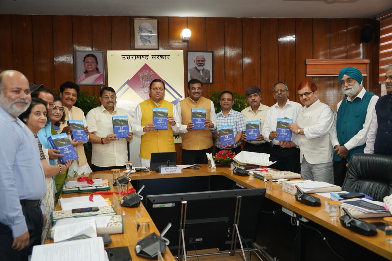 मुख्यमंत्री ने ‘Uttarakhand at 25: A Himalayan State with Infinite Possibilities’ पुस्तक का किया विमोचन