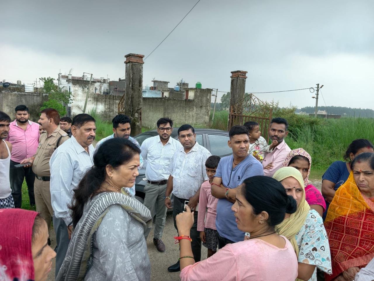 जिलाधिकारी मयूर दीक्षित के निर्देशन में सुमननगर बहादराबाद में जलभराव की स्थिति से निपटने के लिए प्रशासन की टीमें लगातार मौके पर तैनात