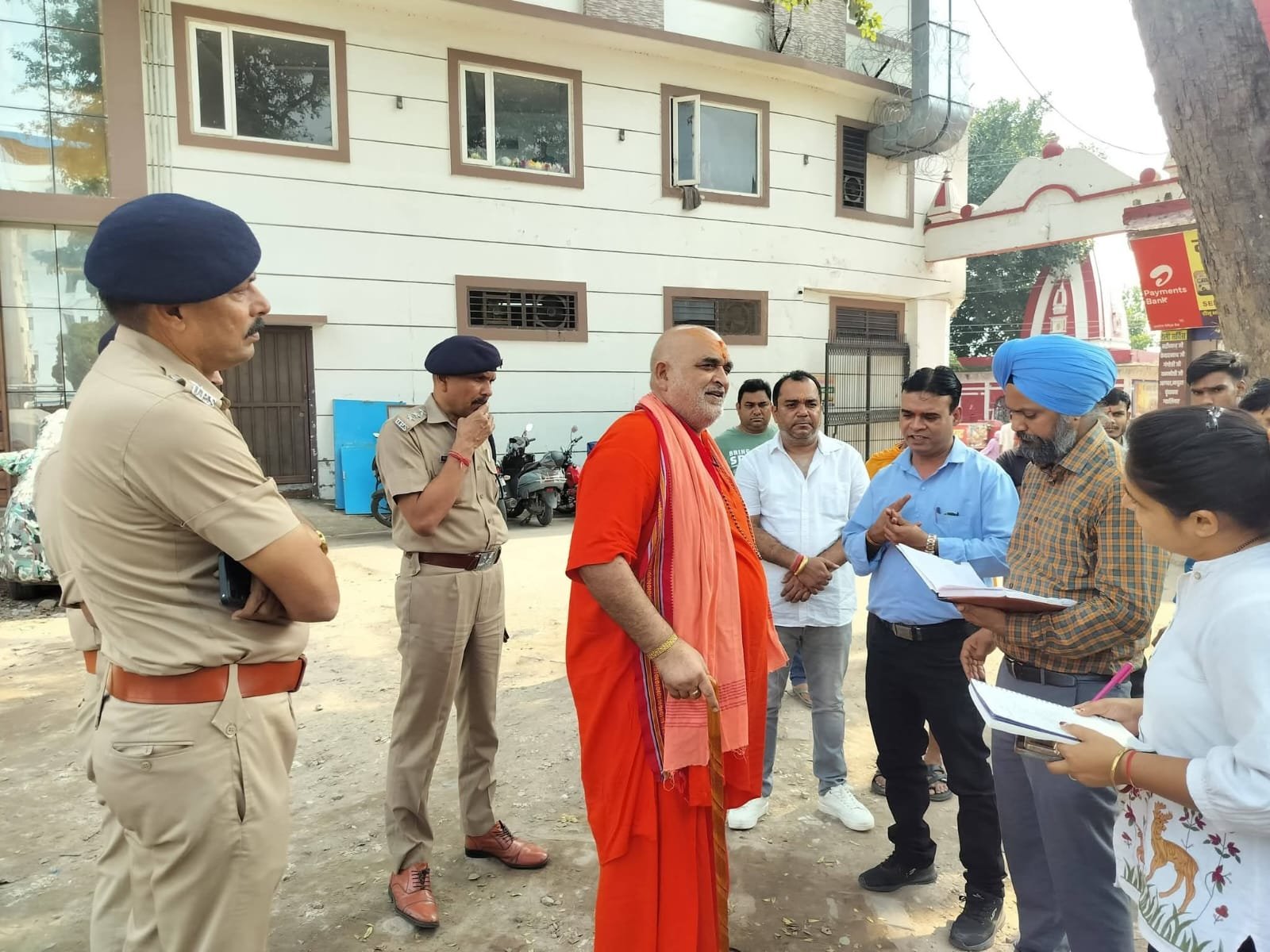 निरंजनी अखाड़े की पेशवाई को लेकर मेला प्रशासन और अखाड़े के सचिव ने किया मार्ग का निरीक्षण