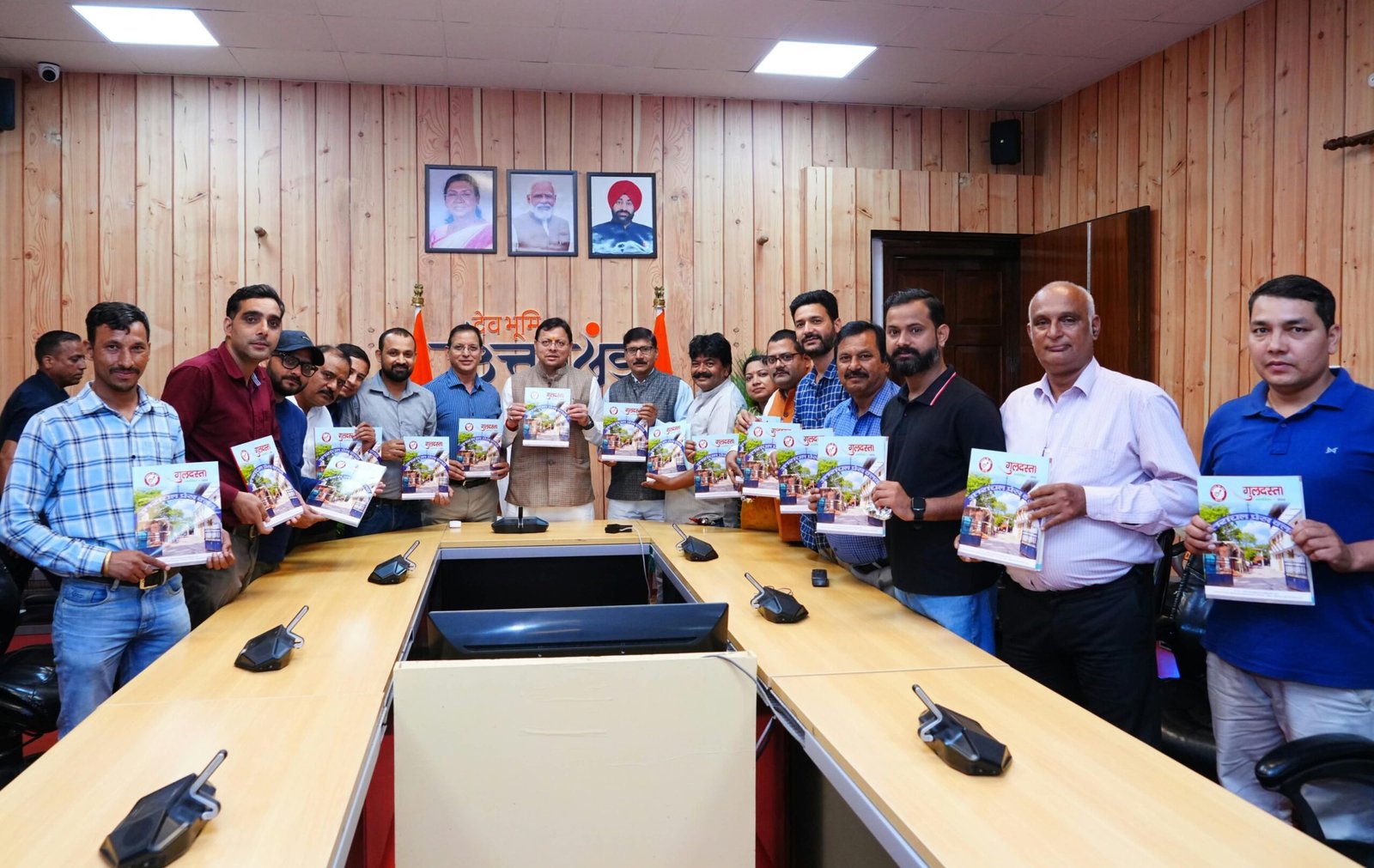 मुख्यमंत्री श्री पुष्कर सिंह धामी ने गुरुवार को मुख्यमंत्री आवास में उत्तराखंड प्रेस क्लब की स्मारिका ‘गुलदस्ता’ का विमोचन किया। इस अवसर पर उत्तराखंड प्रेस क्लब के पदाधिकारी, सदस्य तथा विभिन्न मीडिया संस्थानों से जुड़े पत्रकार उपस्थित रहे।