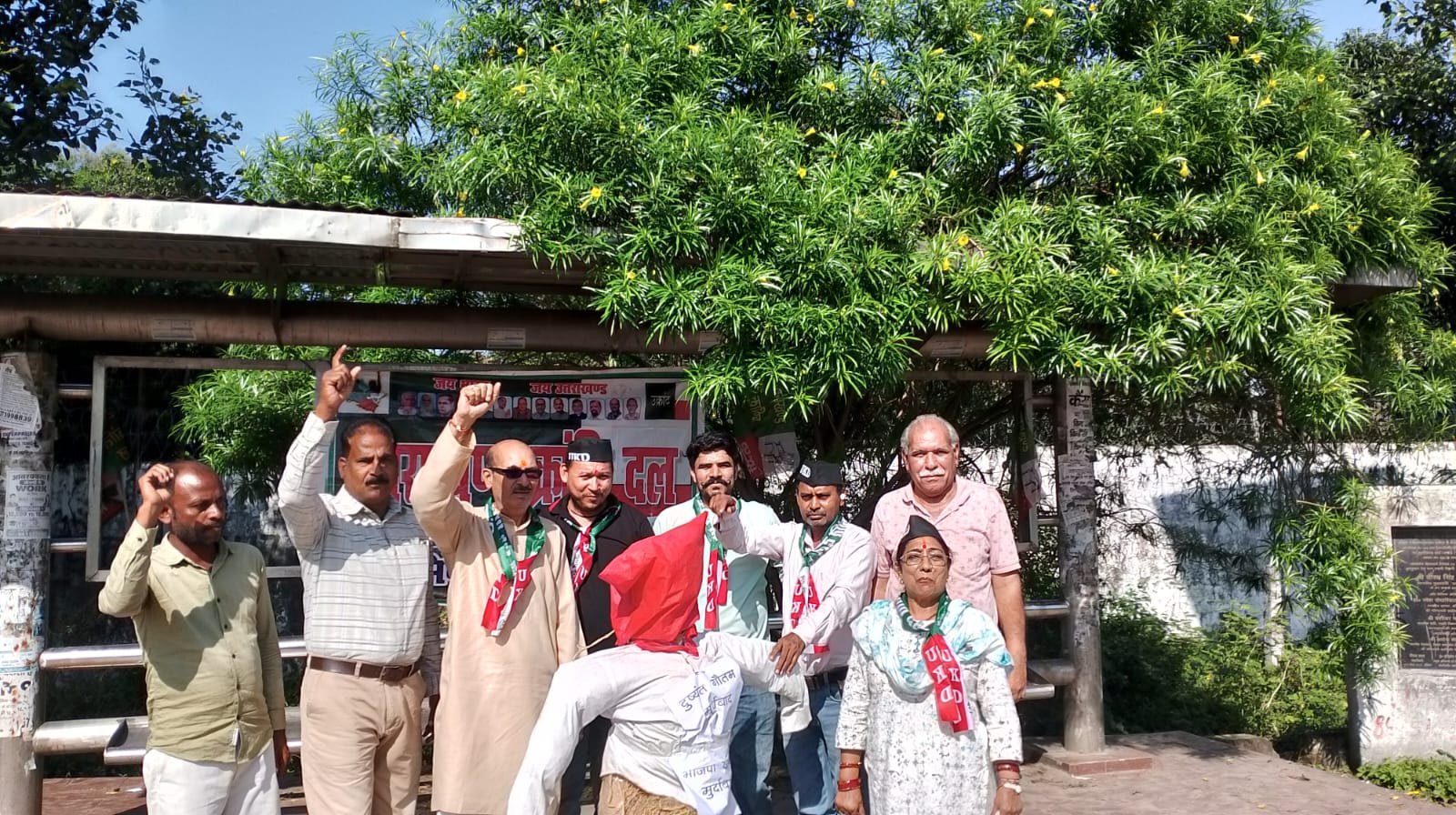 उत्तराखंड क्रांति दल की रानीपुर इकाई ने धरना दिया। उक्रांद का आरोप है कि अंकिता भंडारी हत्याकांड से जुड़े कथित वीवीआईपी मामले में नाम आने वाले दुष्यंत गौतम को सिक्किम का राज्यपाल नियुक्त किया जाना गलत है।