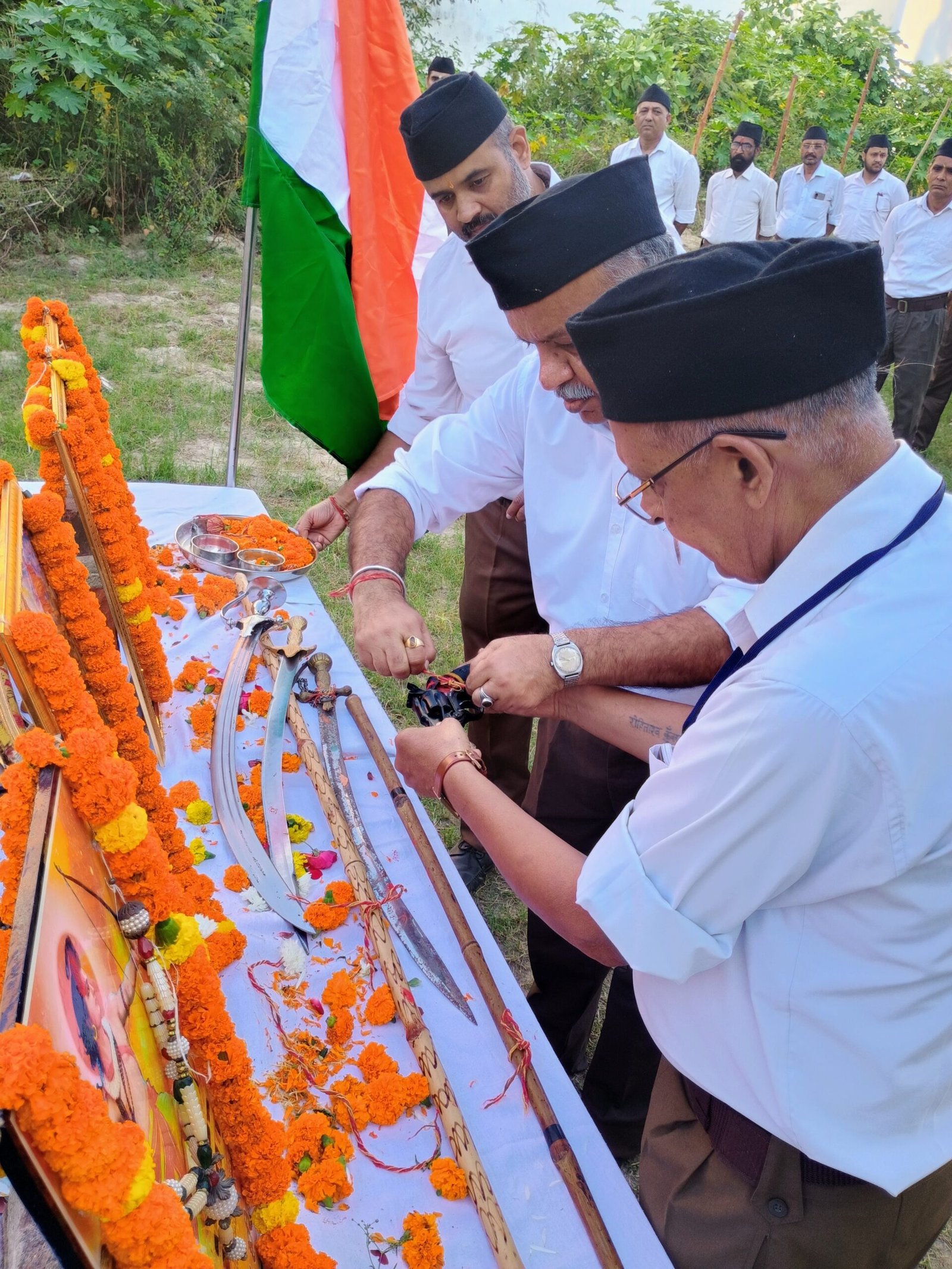 राष्ट्रीय स्वयंसेवक संघ के स्थापना दिवस एवं विजयादशमी के पावन अवसर पर चाणक्य शाखा, हरिद्वार क्षेत्र के स्वयंसेवकों द्वारा शस्त्र पूजन एवं भव्य पथ संचलन का आयोजन किया गया।